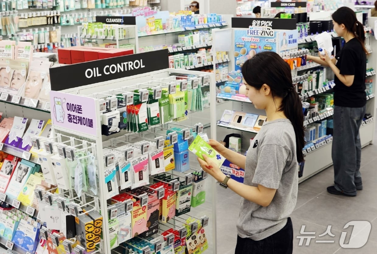 롯데백화점 대구점 2층에 오픈한 '올리브영' 매장에서 여성고객들이 쇼핑을 히고 있다.(롯데백화점 제공. 재판매 및 DB 금지)