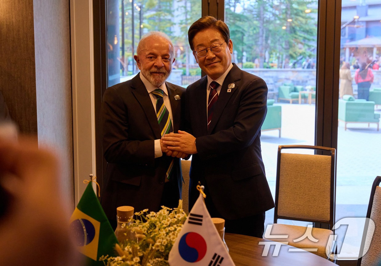 이재명 대통령이 이나시우 룰라 다 시우바 브라질 대통령이 지난 5월 17일(현지시간) 캐나다 앨버타주 캐내내스키스 주요 7개국(G7) 정상회의장에서 한·브라질 정상회담을 하고 있다. (대통령실 제공. 재판매 및 DB 금지) 2025.6.19 ⓒ 뉴스1 박지혜 기자