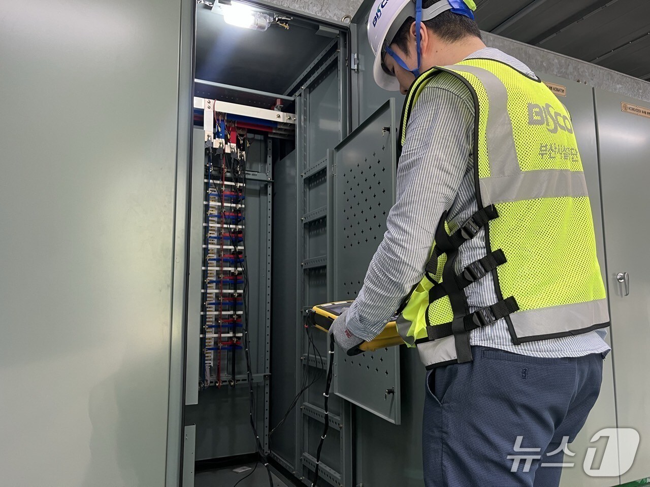 부산시설공단 관계자가 웅동터널 변전실에서 전기설비 정밀점검을 하고 있다.(공단 제공. 재판매 및 DB 금지)