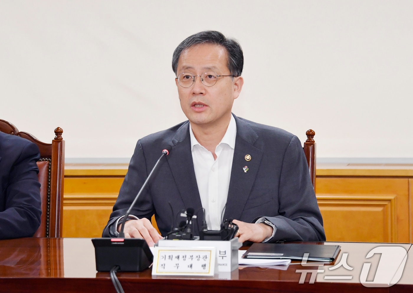 이형일 기획재정부 장관 직무대행 1차관이 19일 서울 중구 은행회관에서 열린 '거시경제금융회의'를 주재하고 있다. (기획재정부 제공. 재판매 및 DB 금지) 2025.6.19/뉴스1 ⓒ News1 이연주 기자