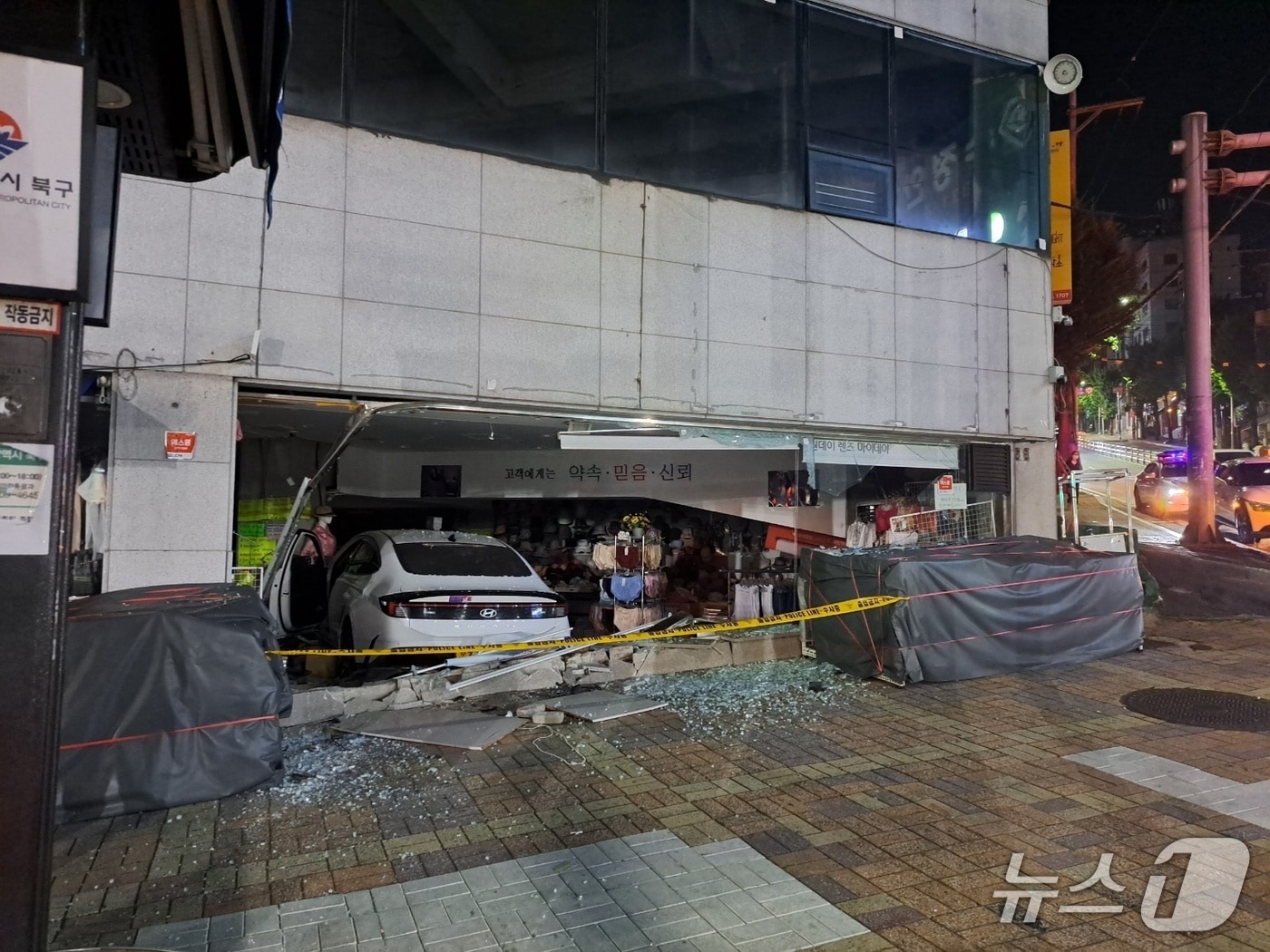 19일 오전 부산 북구 덕천동 교통사고 현장.(북부경찰서 제공. 재판매 및 DB 금지)