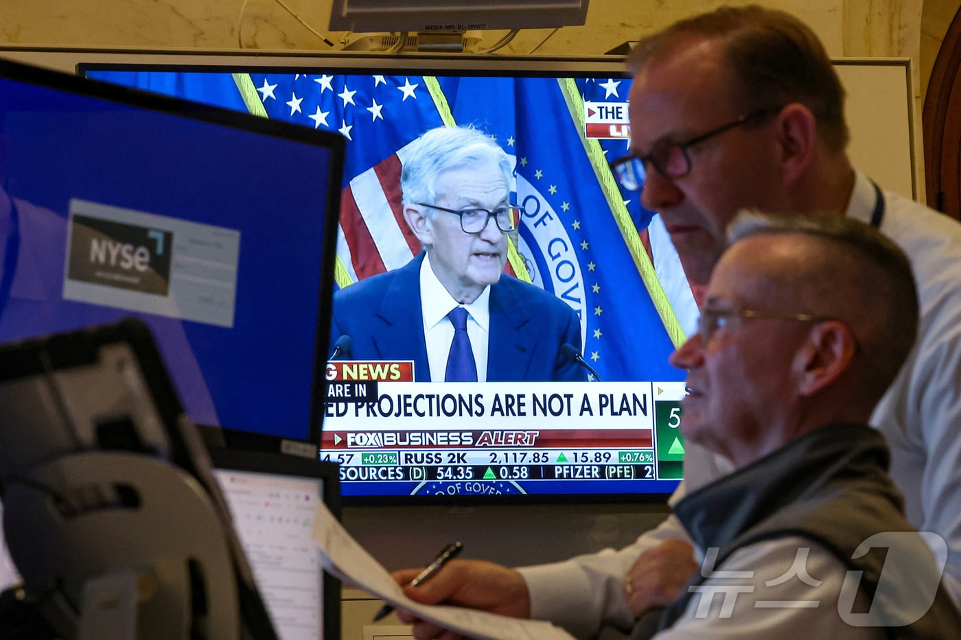 뉴욕증권거래소(NYSE) 객장에서 18일(현지시간) 제롬 파월 미국 연방준비제도(연준) 의장의 기자회견이 화면으로 중계되는 가운데 트레이더들이 업무를 보고 있다. 2025.6.18 ⓒ 로이터=뉴스1 ⓒ News1 신기림 기자