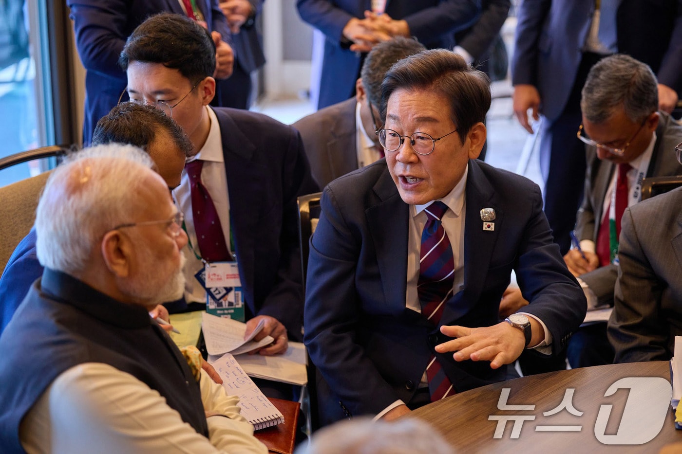 이재명 대통령과 나렌드라 모디 인도 총리가 17일(현지시간) 캐나다 앨버타주 캐내내스키스 주요 7개국(G7) 정상회의장에서 정상회담을 하고 있다. (대통령실 제공. 재판매 및 DB 금지) 2025.6.19/뉴스1 ⓒ News1 박지혜 기자