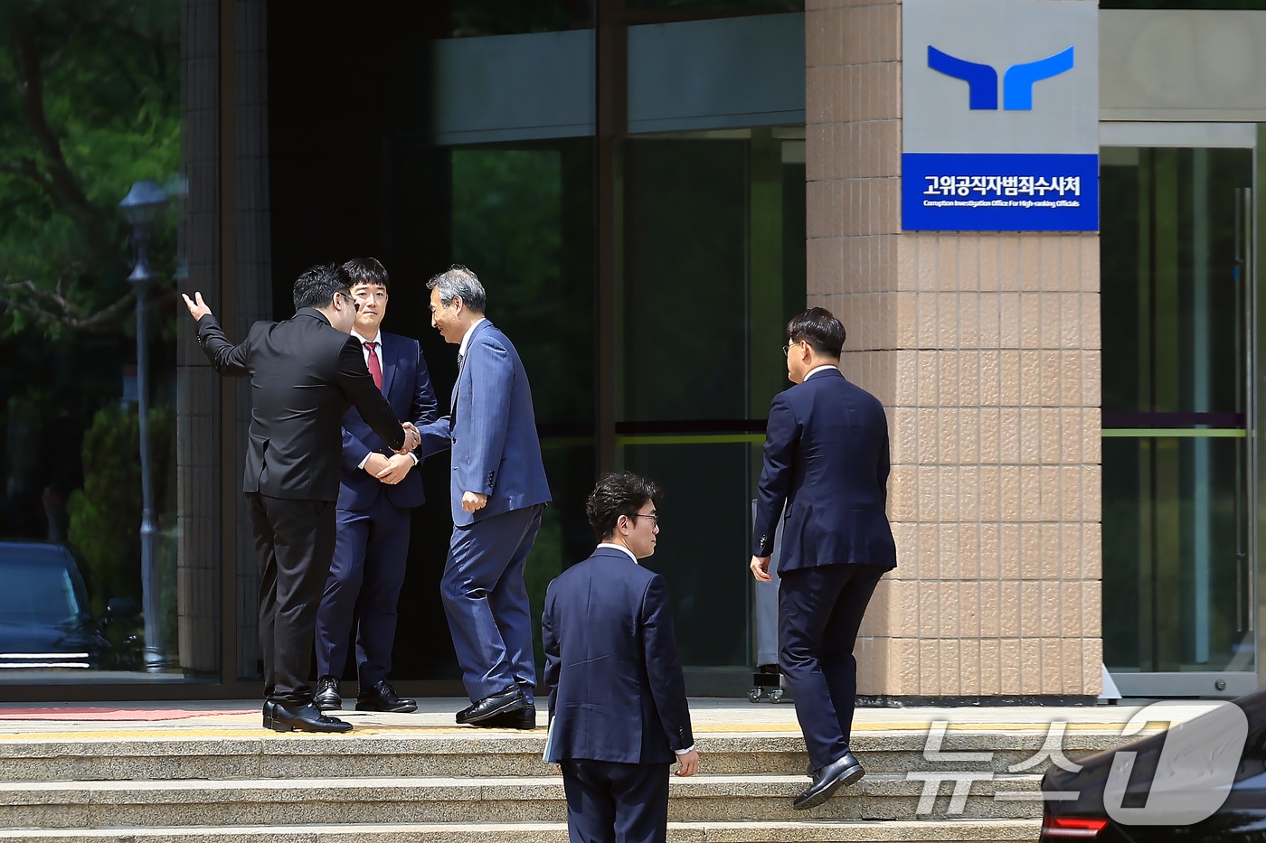 윤석열 전 대통령의 부인 김건희 여사 의혹 관련 사건을 맡은 민중기 특별검사가 19일 오전 경기도 정부과천청사 내 고위공직자범죄수사처로 오동운 공수처장 면담을 위해 도착해 들어가고 있다. 2025.6.19 ⓒ 뉴스1 박정호 기자