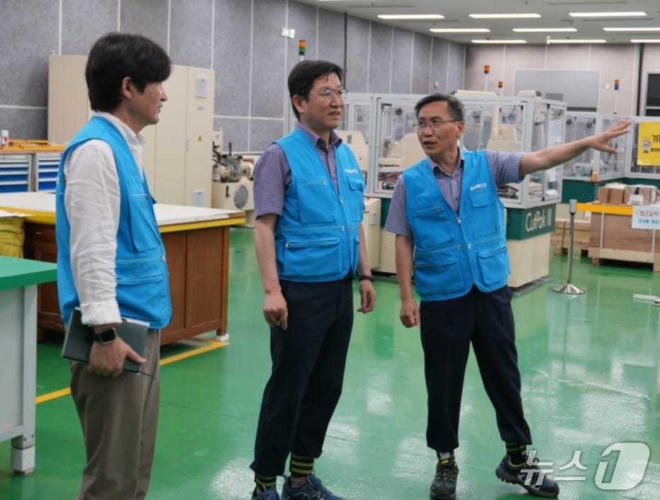 성창훈 사장(가운데)이 화폐본부에서 안전 점검을 실시하고 있다. (한국조폐공사 제공.재판매 및 DB금지)/뉴스1 