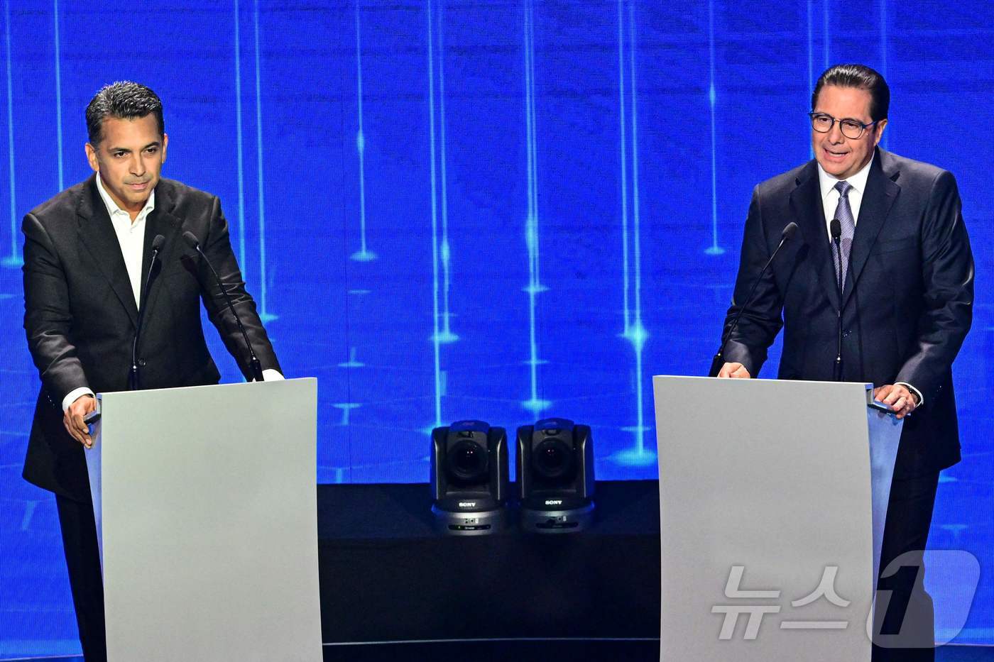 지난해 파나마 대선에 출마해 토론 중인 리카르도 롬바나 변호사(왼쪽)와 마르틴 토리호스 전 대통령. 2024.04.17. ⓒ AFP=뉴스1