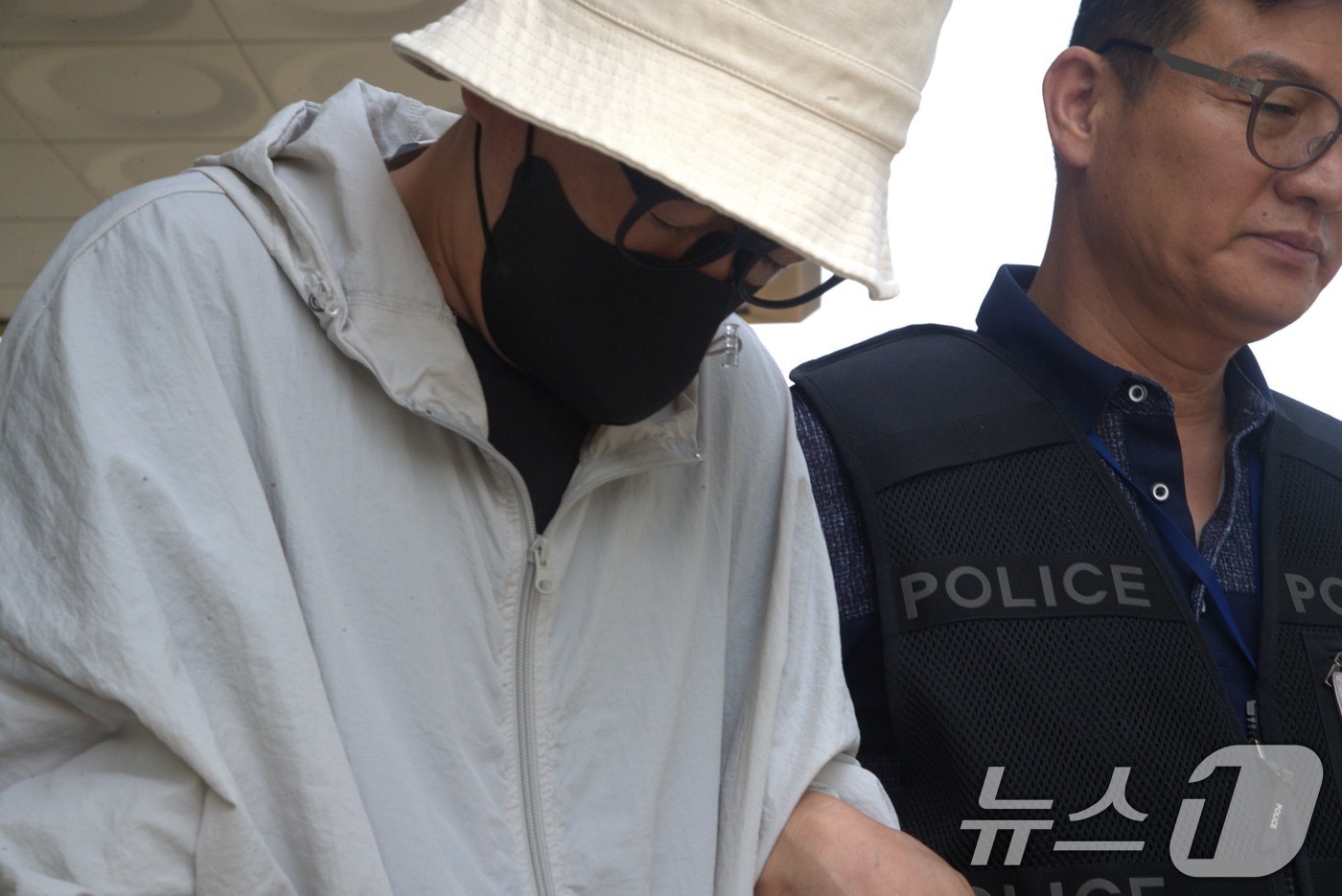 대구지방법원 안동지청에서 여성들이 살고 있는 빈 집에 침입해 속옷을 훔치는 등 스토킹 범죄 혐의를 받는 A(37)씨가 영장실질심사를 마치고 법원 밖으로 나오고 있다. 2025.6.19/뉴스1 ⓒ News1 신성훈 기자