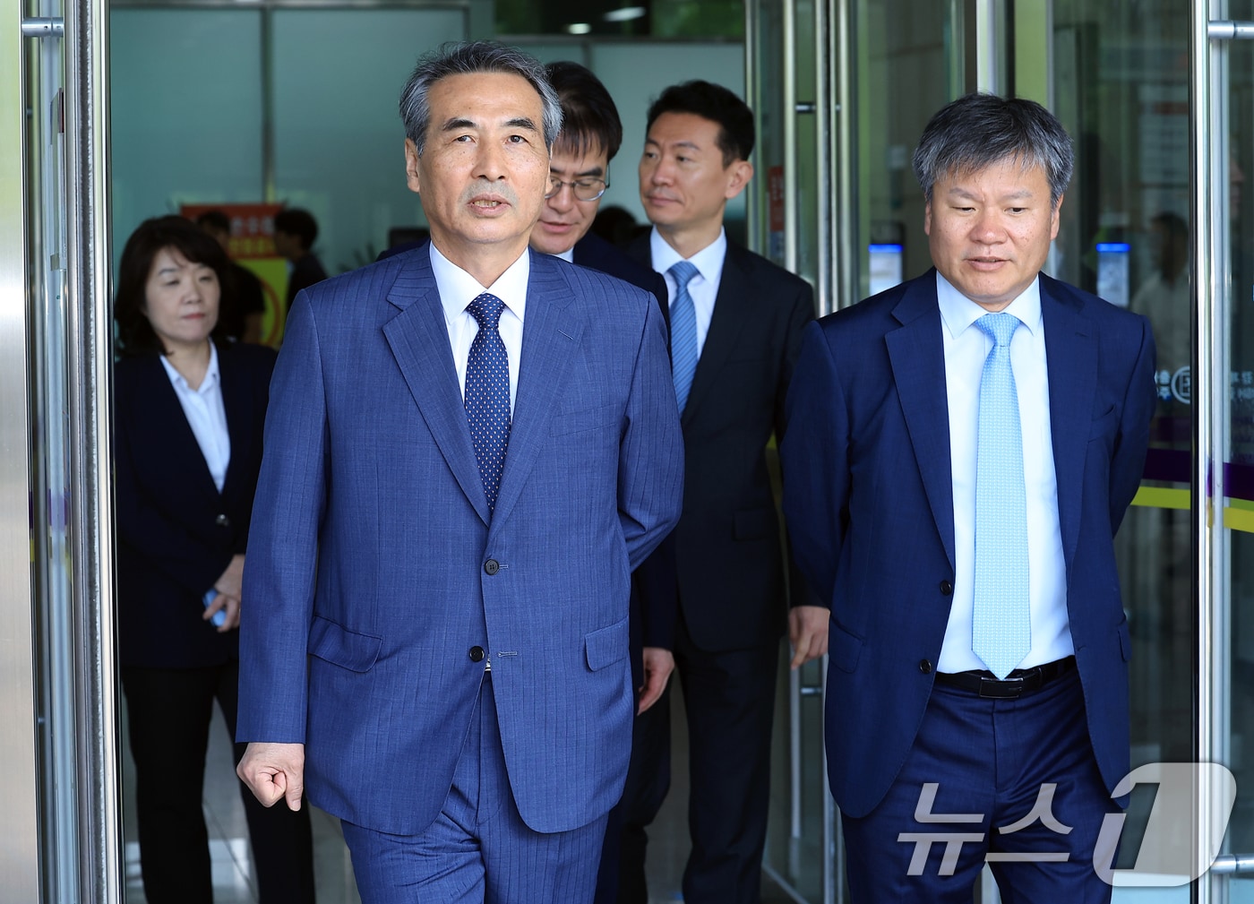 윤석열 전 대통령의 부인 김건희 여사 의혹 관련 사건을 맡은 민중기 특별검사가 지난 6월 19일 오전 경기도 정부과천청사 내 법무부와 고위공직자범죄수사처 방문을 마친 뒤 특검보들과 함께 밖으로 나오고 있다. 이날 방문에는 김형근, 문홍주, 박상진, 오정희 특검보가 동행했다. 2025.6.19/뉴스1 ⓒ News1 박정호 기자