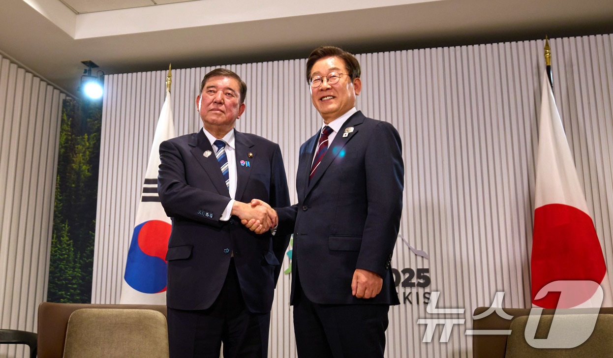 이재명 대통령이 17일(현지시간) 캐나다 앨버타주 캐내내스키스 주요 7개국(G7) 정상회의장에서 이시바 시게루 일본 총리와 한·일 정상회담을 하고 있다. (대통령실 제공. 재판매 및 DB 금지) 2025.6.19/뉴스1 ⓒ News1 박지혜 기자