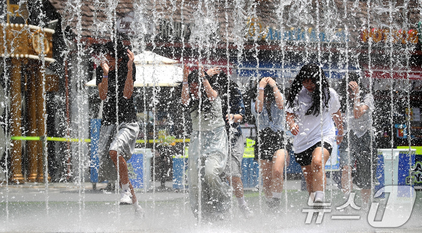 본격적인 장마를 앞두고 30도를 넘는 무더위를 보인 19일 대구 달서구 테마파크 이월드를 찾은 학생들이 바닥분수 물줄기 사이를 달리며 더위를 식히고 있다. 2025.6.19/뉴스1 ⓒ News1 공정식 기자