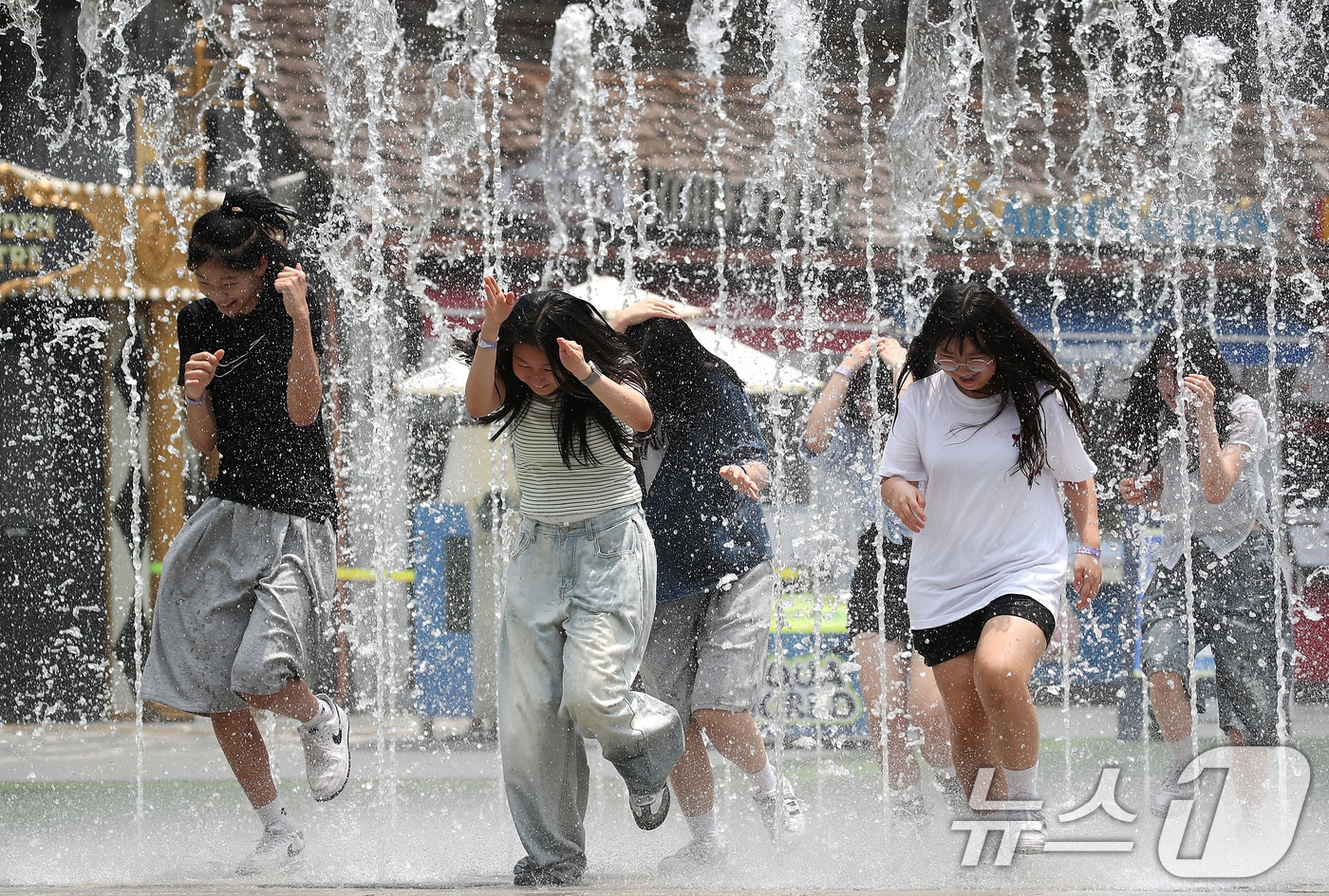 본격적인 장마를 앞두고 30도를 넘는 무더위가 이어진 19일 대구 달서구 테마파크 이월드를 찾은 학생들이 바닥분수 물줄기 사이를 달리며 더위를 식히고 있다. 2025.6.19/뉴스1 ⓒ News1 공정식 기자