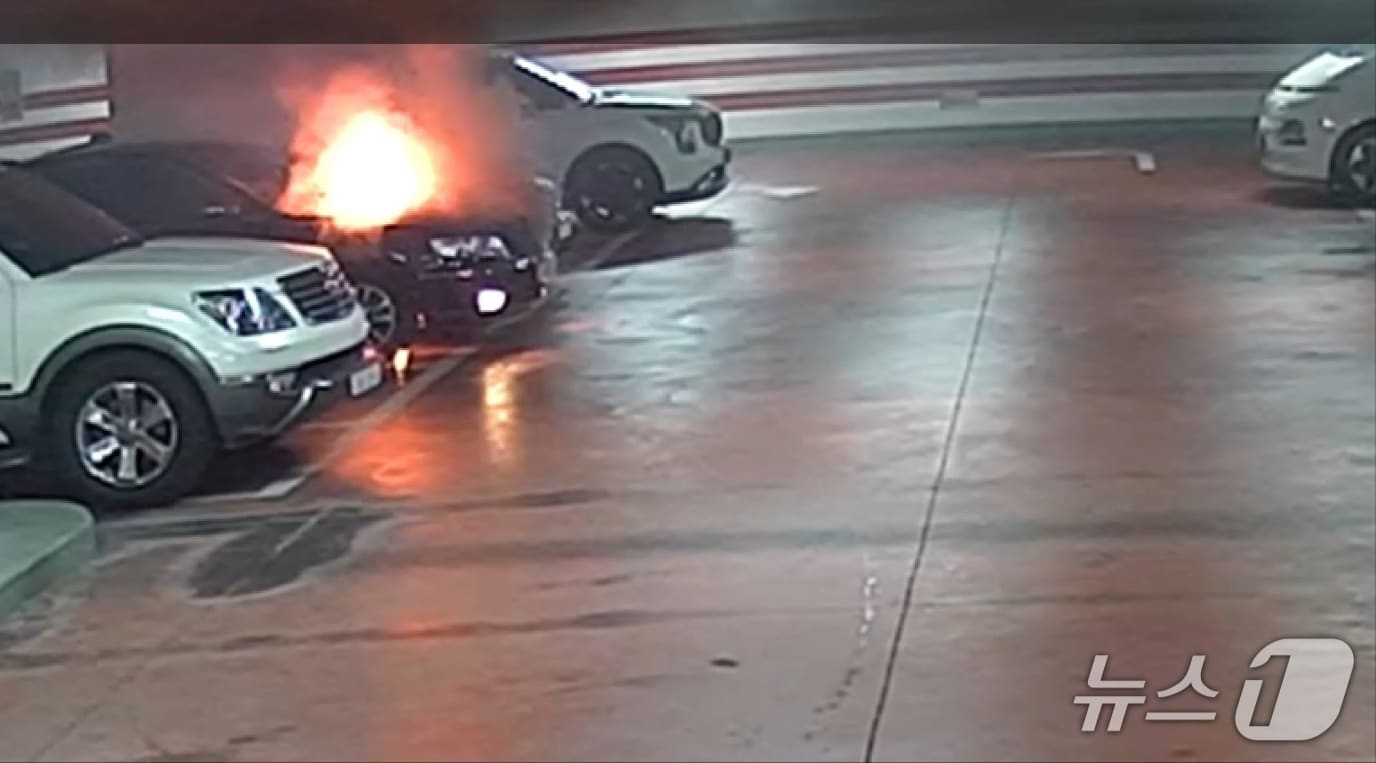 19일 오전 9시59분께 대전 우송정보대학 지하주차장 1층에서 차량 화재가 발생해 16분 만에 꺼졌다.(대전소방본부 제공) /뉴스1