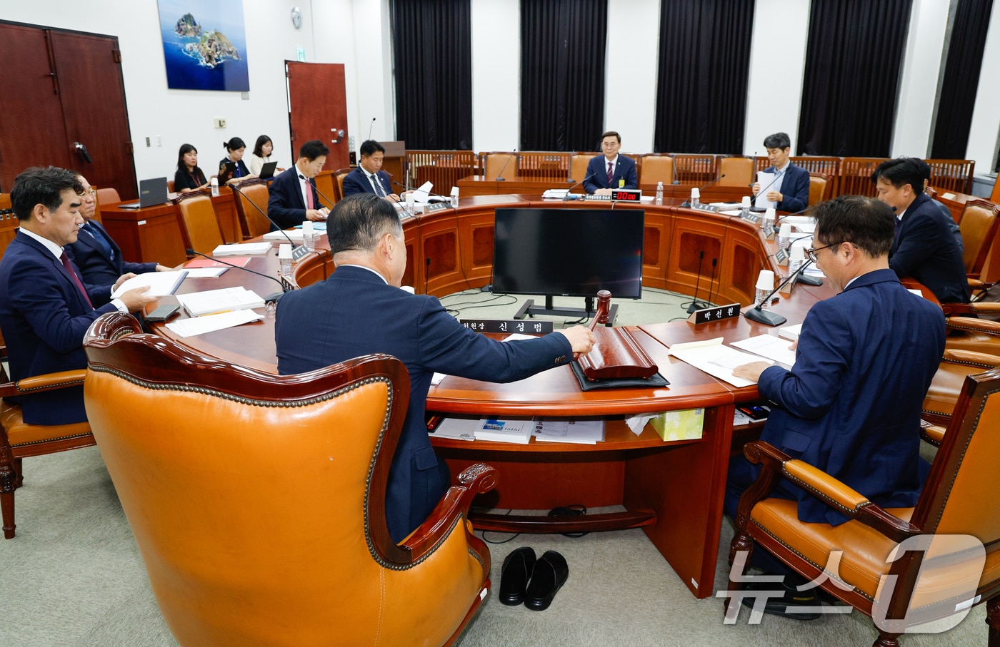 신성범 국회 정보위원장이 19일 오후 서울 여의도 국회에서 열린 이종석 국가정보원장 인사청문회 개의를 선언하고 있다. 2025.6.19/뉴스1 ⓒ News1 안은나 기자