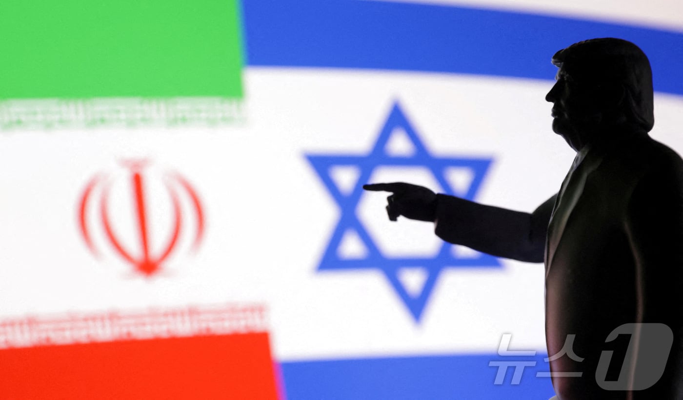 도널드 트럼프 미국 대통령의 뒤로 이스라엘과 이란 국기가 나란히 펼쳐진 모습. 2025.06.18 ⓒ 로이터=뉴스1 ⓒ News1 김지완 기자