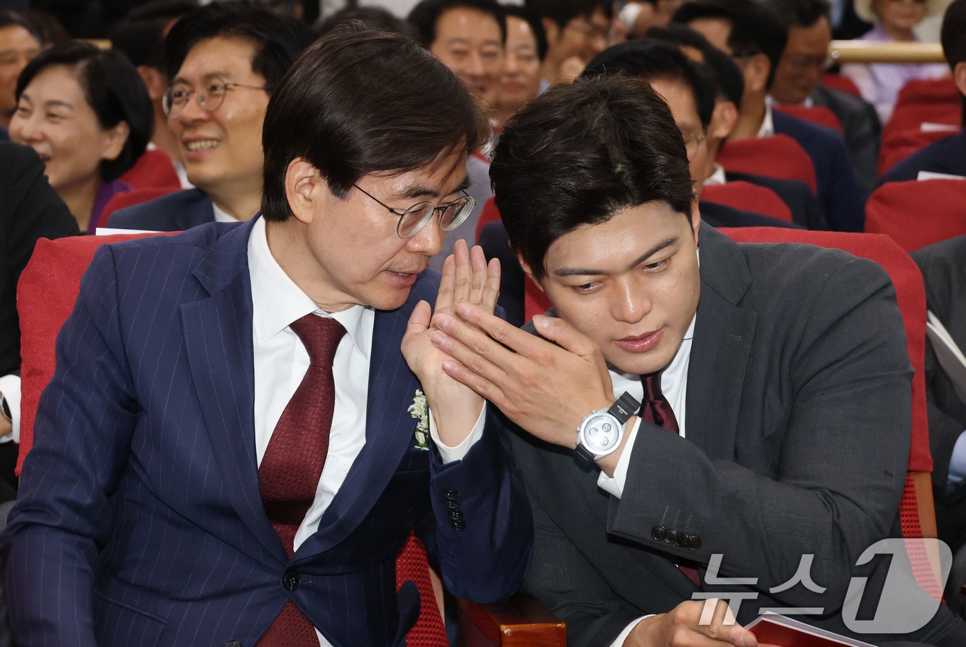 김용태 국민의힘 비상대책위원장과 조경태 의원이 지난 6월 19일 오후 서울 여의도 국회 의원회관에서 열린 '체코 원전수주의 의미와 우리 원전 산업계의 나아갈 방향' 정책토론회에 참석해 대화하고 있다. 2025.6.19/뉴스1 ⓒ News1 이광호 기자