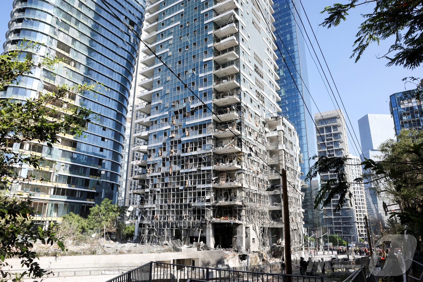 19일(현지시간) 이스라엘 텔아비브 동쪽에 위치한 라마트간의 한 건물이 이란의 미사일 공격으로 큰 피해를 입은 모습. 2025.06.19 ⓒ 로이터=뉴스1 ⓒ News1 김지완 기자