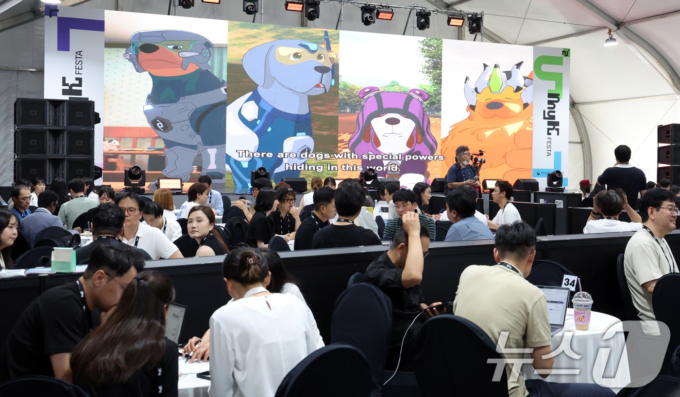 19일 서울 송파구 올림픽공원 한얼광장 Myk돔에서 열린 수출상담회에서 해외 진출을 모색하는 국내 160개 기업과 해외 구매자 170여명이 미팅을 하고 있다. (사진은 기사 내용과 무관함) 2025.6.19/뉴스1 ⓒ News1 김명섭 기자