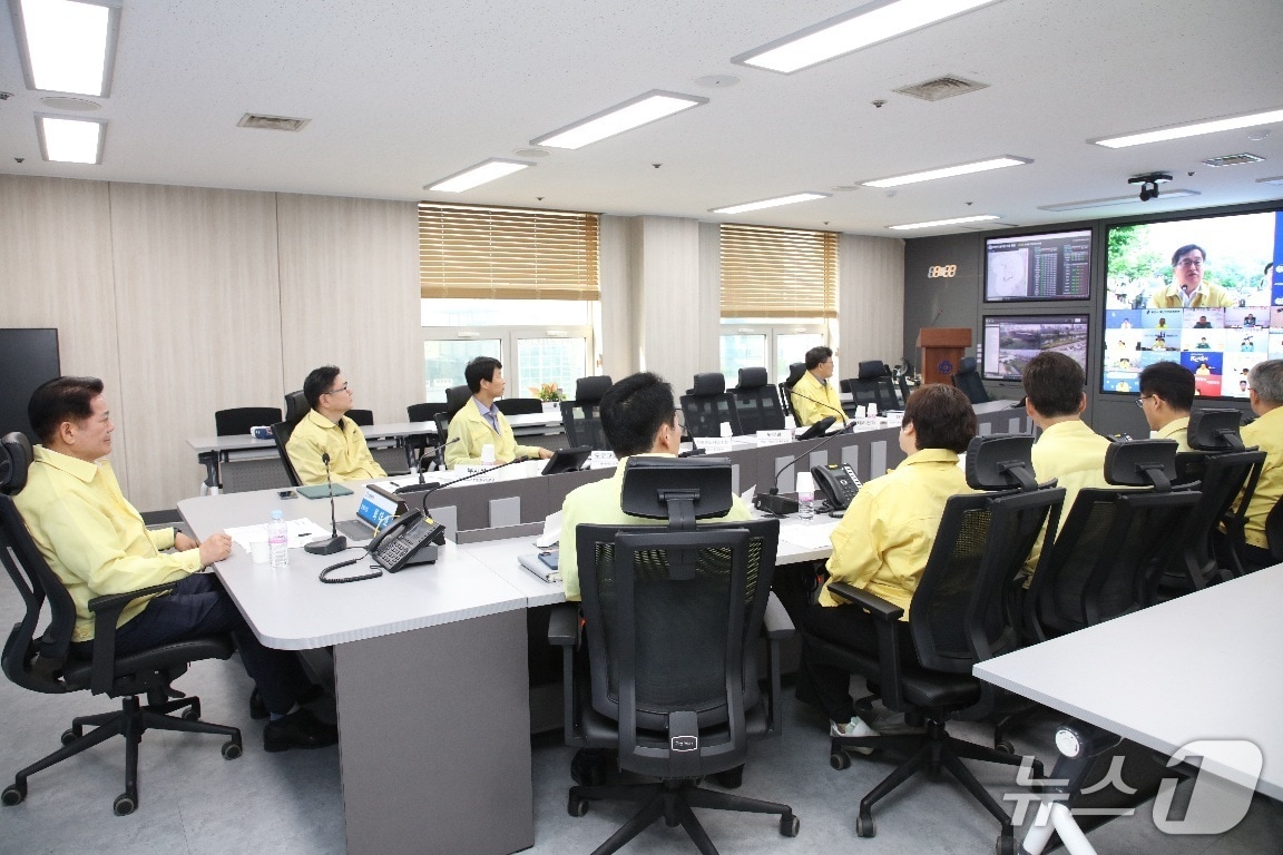 최대호 안양시장이 19일 오전 열린 경기도 주관 ‘여름철 재난 대비태세 점검 영상회의’에서 신안산선 지하터널 붕괴 사고 피해 지원을 건의했다.(안양시 제공. 재판매 및 DB금지)/뉴스1