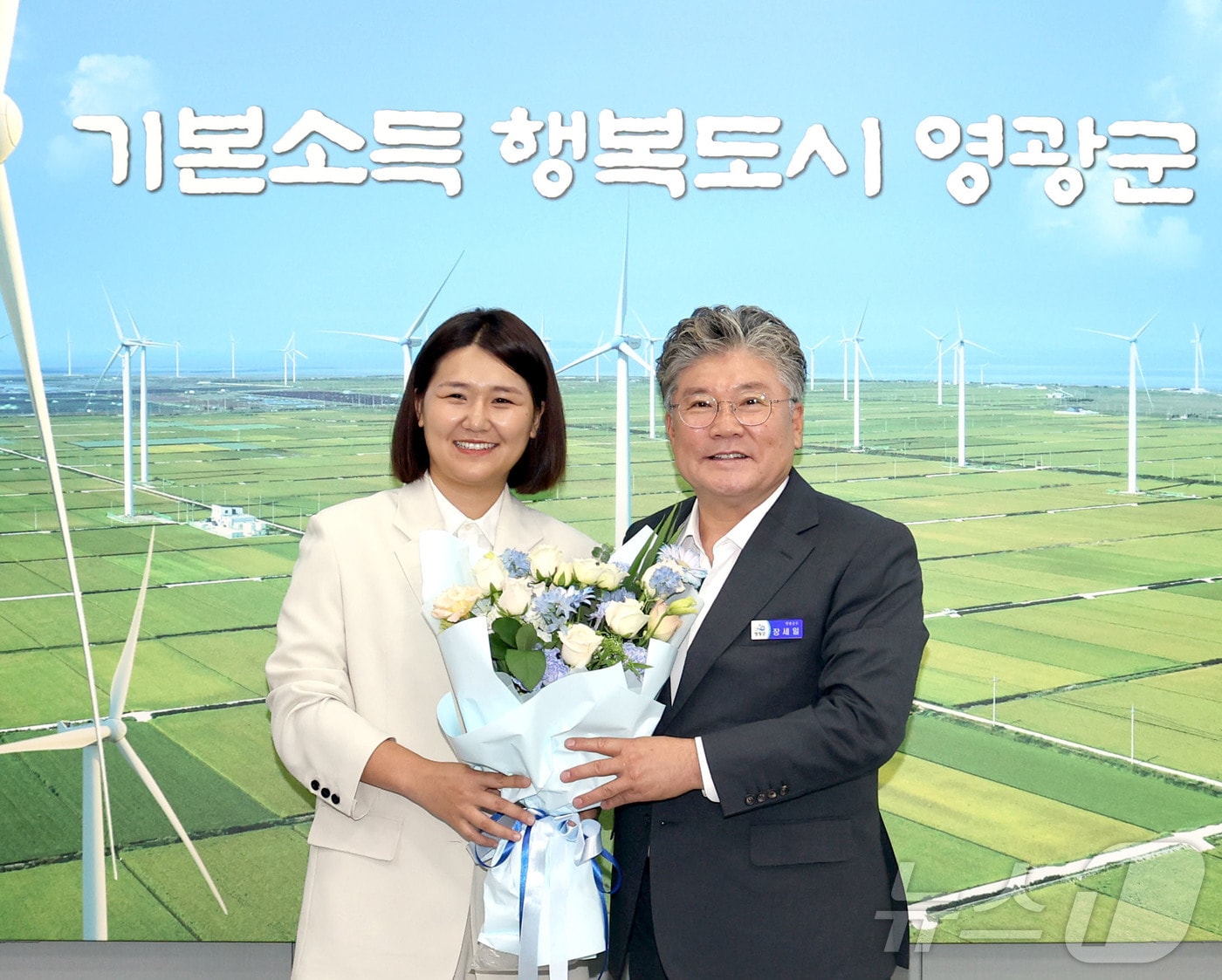 장세일 전남 영광군수가 비례대표직 승계로 국회의원이 돼 방문한 손솔 의원을 축하하며 사진을 찍고 있다.(영광군 제공. 재배포 및 DB 금지)