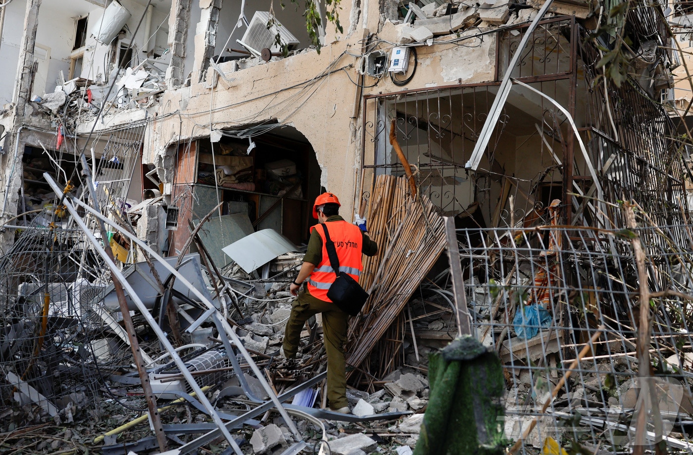 19일 이란의 미사일 공격을 받은 이스라엘 라마트 간의 한 건물에서 구조대원이 작업하고 있다. 2025.6.19 ⓒ 로이터=뉴스1 ⓒ News1 강민경 기자