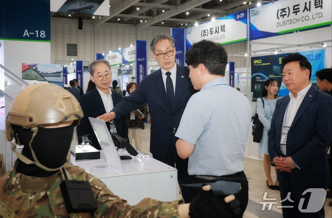 유득원 행정부시장이 제4회 국방 3D프린팅 경진대회 설명을 듣고 있다. (대전시 제공. 재판매 및 DB 금지)/뉴스1