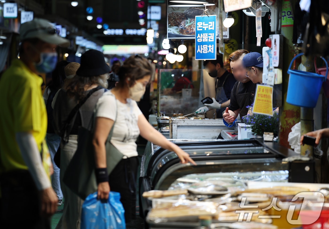정부가 소비 진작 등 내수 활성화를 위해 20조 원 규모의 2차 추가경정예산안을 국무회의에서 의결한 가운데 19일 오후 서울 마포구 망원시장에서 시민들이 장을 보고 있다.  2025.6.19/뉴스1 ⓒ News1 오대일 기자