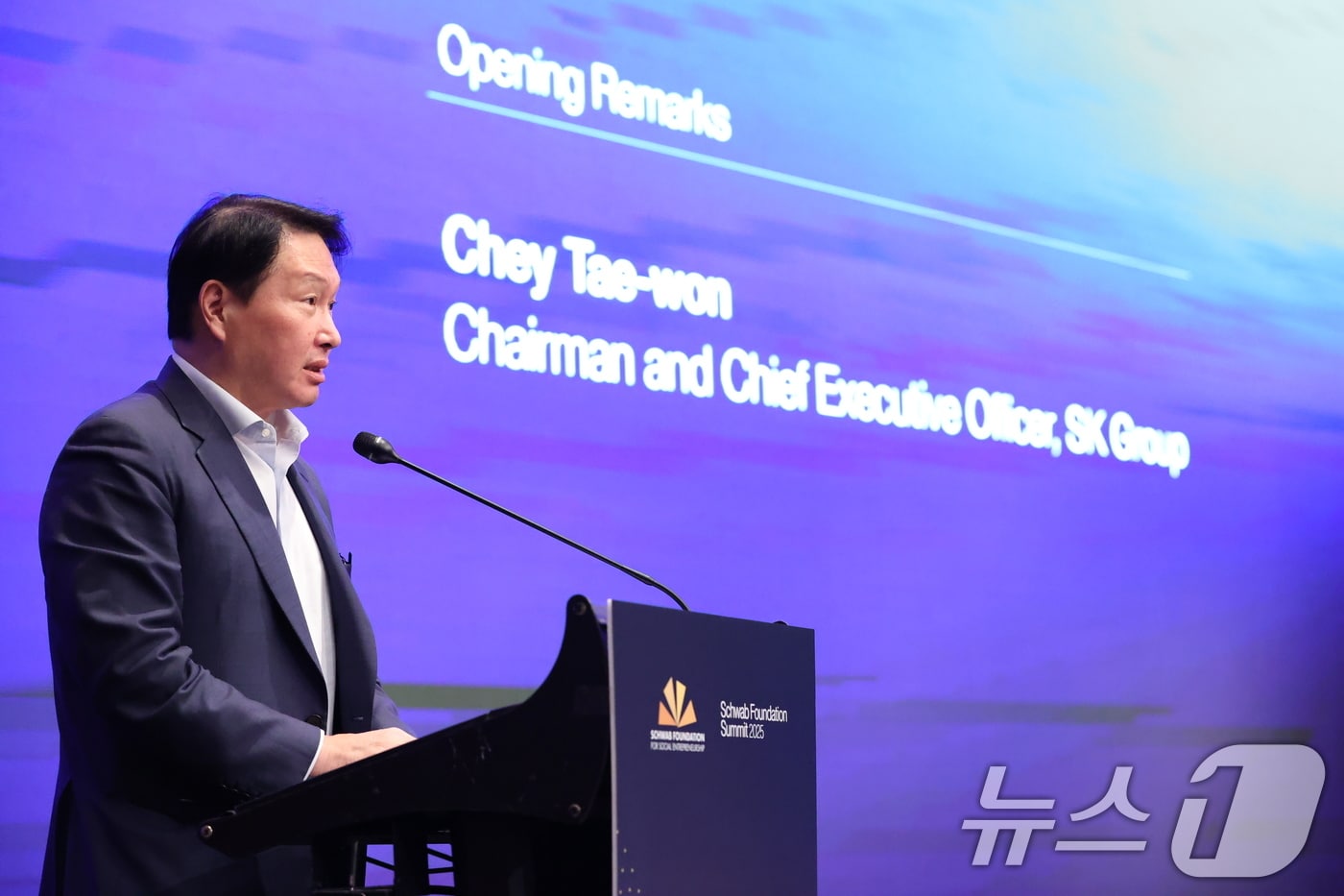 최태원 SK 회장이 19일 서울 여의도 콘래드호텔에서 개최된 세계경제포럼 슈왑재단 총회에서 발언하고 있다. (사회적가치연구원 제공. 재판매 및 DB 금지) 2025.6.19/뉴스1 ⓒ News1 이연주 기자