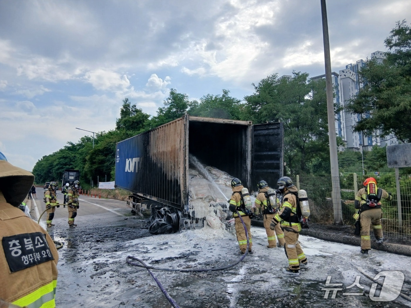 오창 졸음쉼터 화재 현장(청주동부소방서 제공. 재판매 및 DB금지)/뉴스1