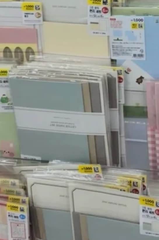 장애인 근로자들이 포장하는 다이소의 편지지 세트. (온라인 커뮤니티 갈무리) /뉴스1