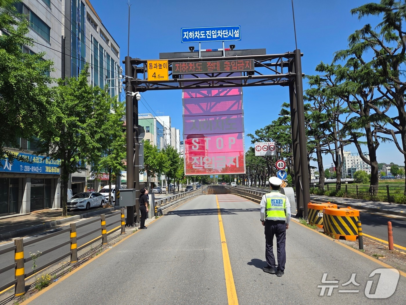 전북경찰청이 여름철 집중호우에 대비해 교통 통제 훈련을 하고 있다.(전북경찰청 제공. 재판매 및 DB금지)