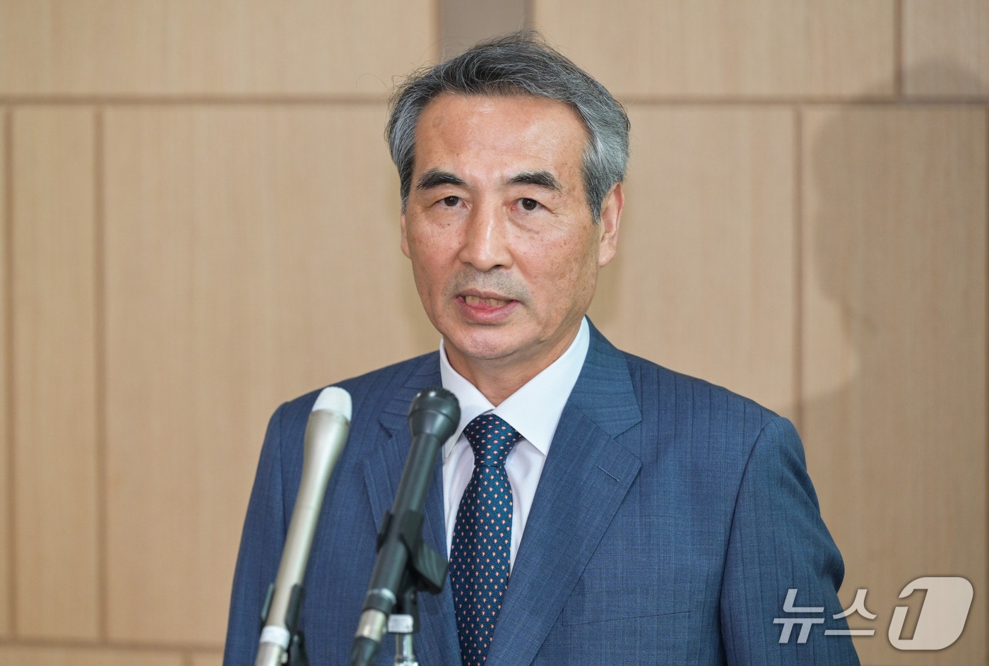 윤석열 전 대통령 부인 김건희 여사 관련 의혹을 수사할 민중기 특별검사팀(김건희 특검팀)이 19일 경기남부경찰청을 방문해 김준영 청장 등 경찰 관계자와 면담한 후 취재진을 만나 발언하고 있다. 2025.6.19/뉴스1 ⓒ News1 김기현기자