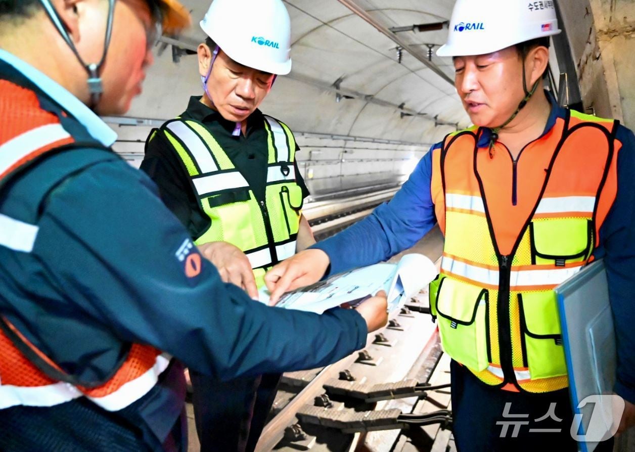 한문희 코레일 사장(가운데)이 19일 서해선 소사역에서 선로 시설물을 점검하고 있다.(코레일 제공) /뉴스1