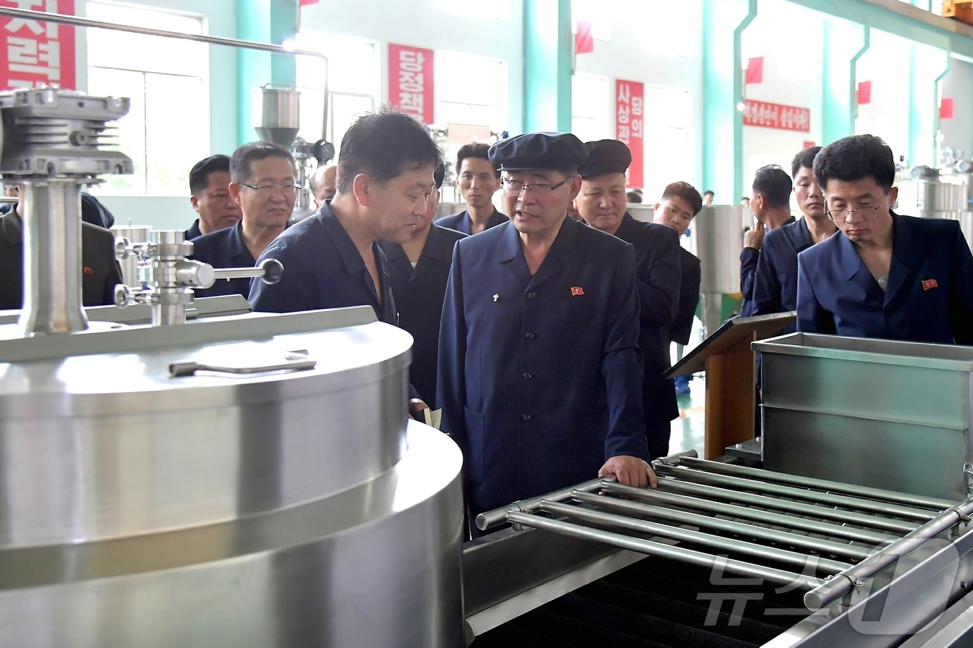 &#40;평양 노동신문=뉴스1&#41; = 북한 노동당 기관지 노동신문은 2일 박태성 내각총리가 삼지연비행장개건&#40;리모델링&#41;정형, 북포태산지구관광지, 원산어구종합공장, 평양건설기계공장, 평양양곡가공기계공장 등을 찾아 각지 사업을 현지 료해&#40;파악&#41;했다고 보도했다. [국내에서만 사용가능. 재배포 금지. DB 금지. For Use Only in the Republic of Korea. Redistribution Prohibited] rodongphoto@news1.kr