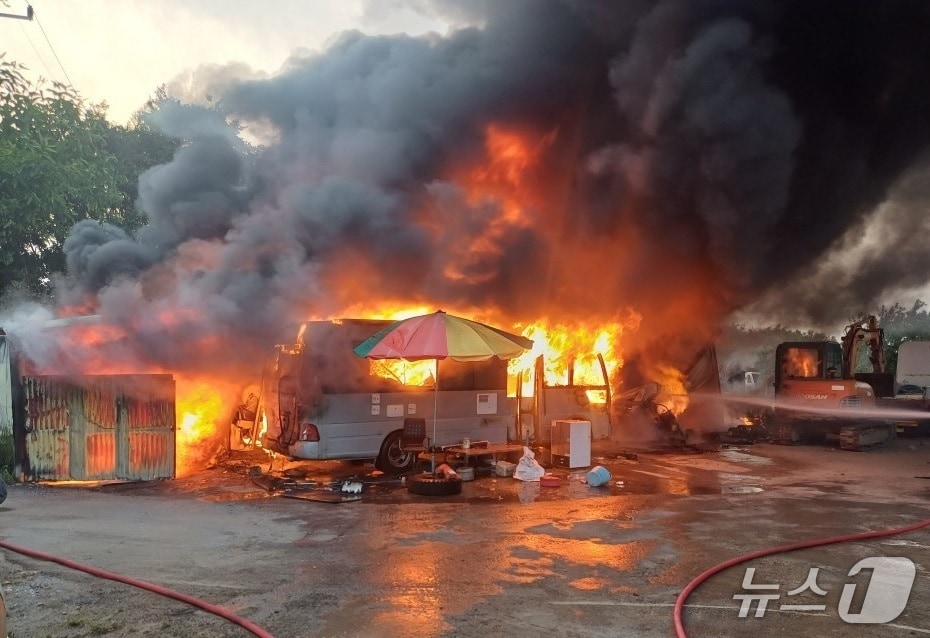  논산 지산동 창고 화재현장. (논산소방서 제공, 재판매 및 DB금지) / 뉴스1