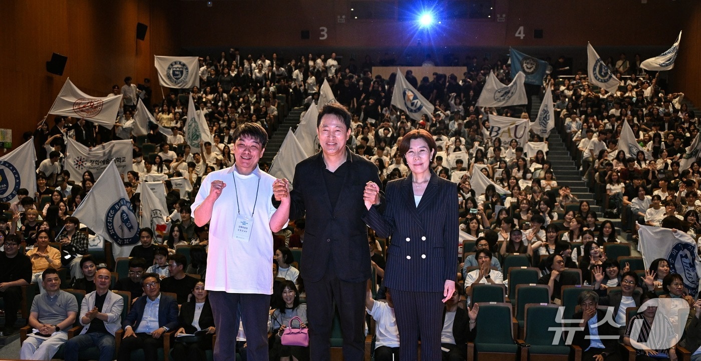 오세훈 서울시장이 지난 1일 성균관대학교 새천년홀에서 열린 &#39;제33회 젊은연극제&#39; 개막식에 참석해 연극전공 대학생들을 만났다.