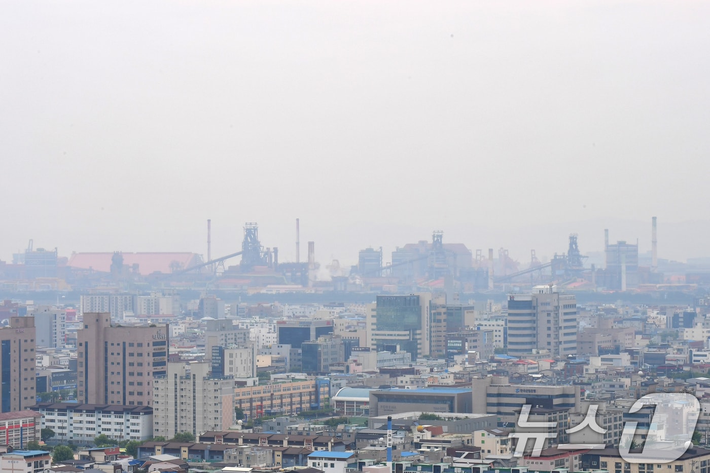 도널드 트럼프 미국 대통령의 외국산 철강 관세를 기존 25%에서 50%로 두배 올리는 인상 조치 발표를 앞둔 2일 오전 포스코 포항제철소 주변이 안개에 덮여있다. 국내 철강업계는 관세 상향 조치로 추가 피해가 불가피해졌다. 2025.6.2/뉴스1 ⓒ News1 최창호 기자