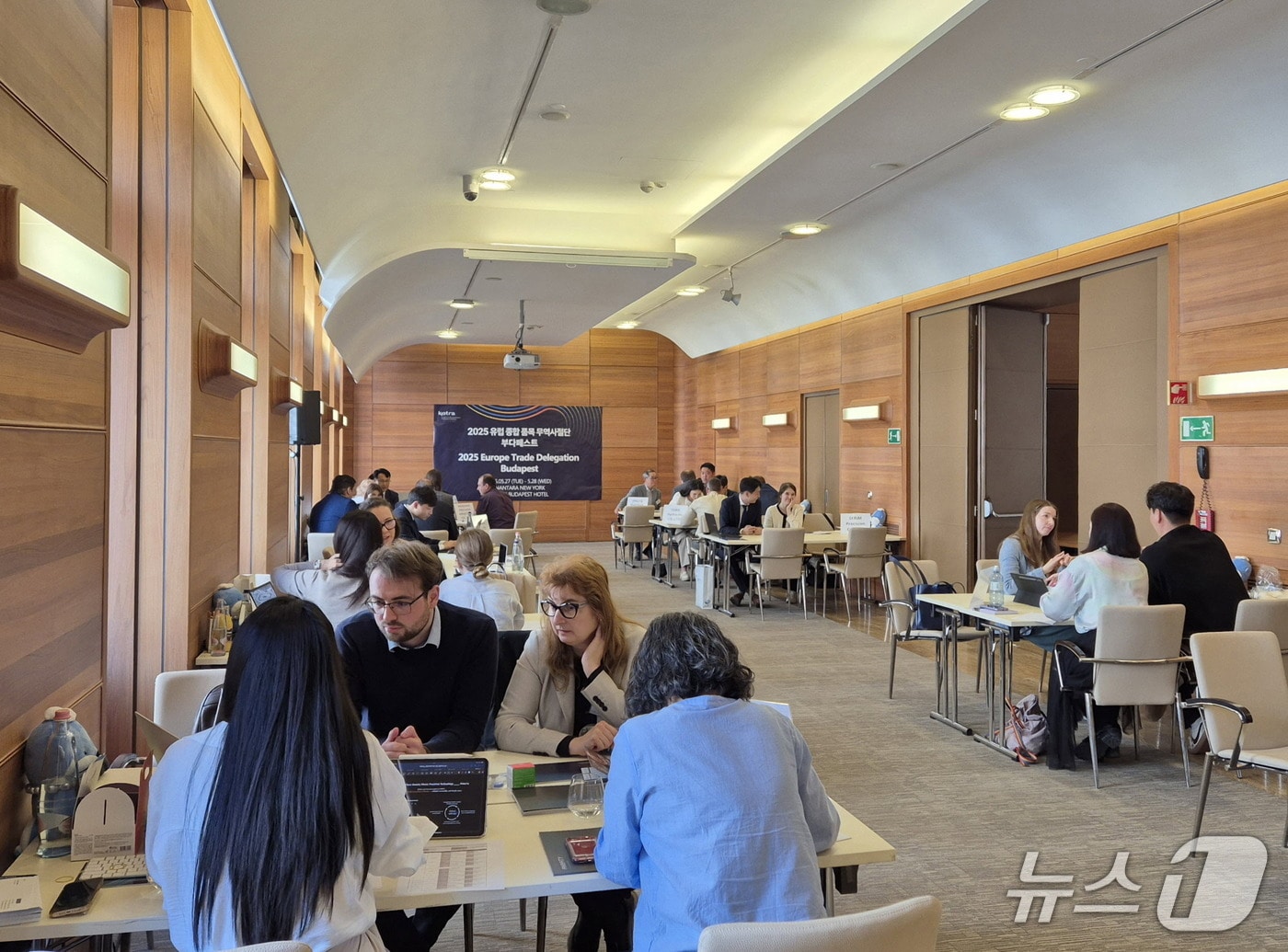 진주시 무역사절단이 지난달 27일 헝가리 부다페스트에서 수출상담회를 열고 있다(진주시 제공. 재판매 및 DB금지).