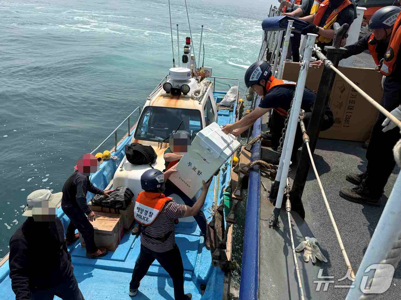 보령해경이 경비함정으로 투표함을 이송하고 있다.(보령해경 제공 .재판매 및 DB금지)/뉴스1