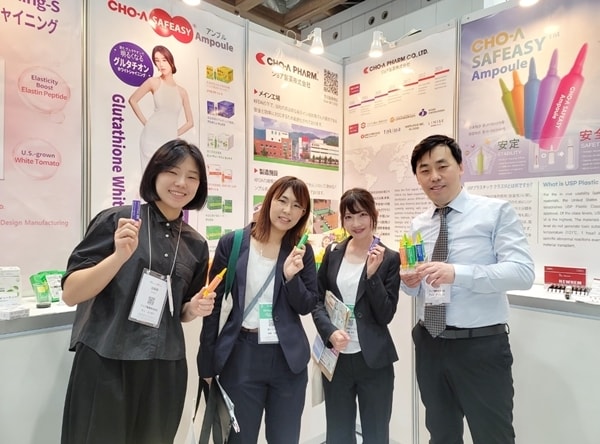 조아제약 정철민 부장(오른쪽 첫 번째)과 최윤선 대리(왼쪽 첫 번째)가 일본국제식품소재박람회 2025 조아제약 부스를 방문한 일본 바이어들과 기념 촬영을 하고 있다. (조아제약 제공)