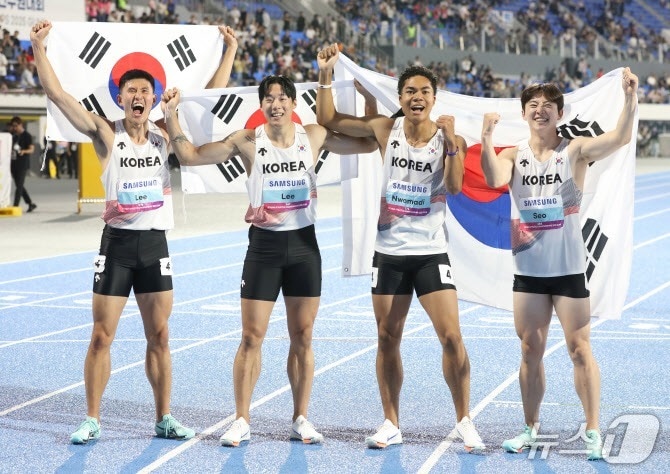 서민준 선수가 남자 400m 계주 종목에서 금메달을 획득하고 환호하고 있다.(서천군 제공 .재판매 및 DB금지)/뉴스1