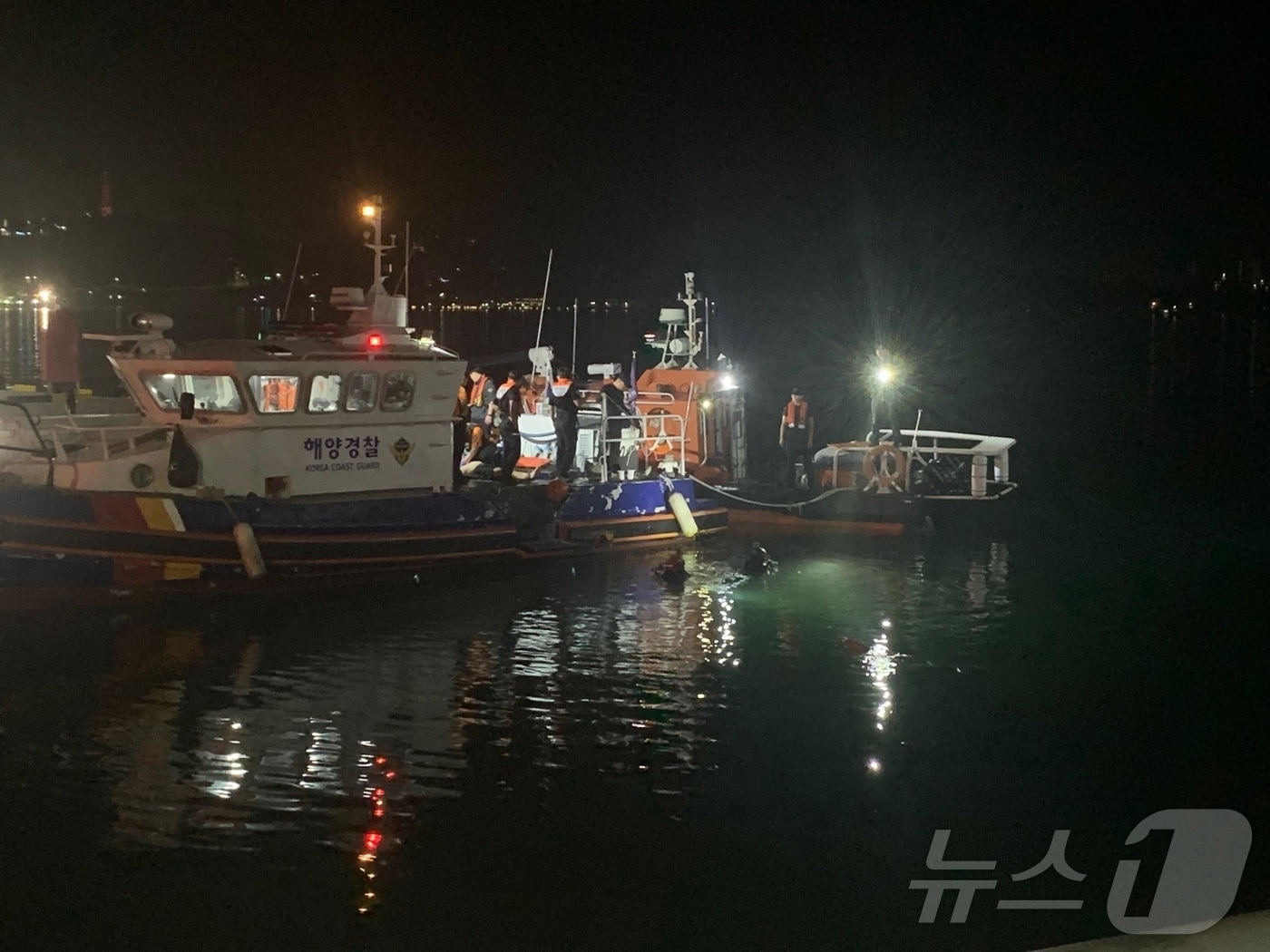 2일 오전 0시 23분쯤 전남 여수시 국동 대경도선착장 앞 해상에서 차량이 바다로 추락해 해경이 수습을 하고 있다.(여수해경 제공. 재판매 및 DB 금지)