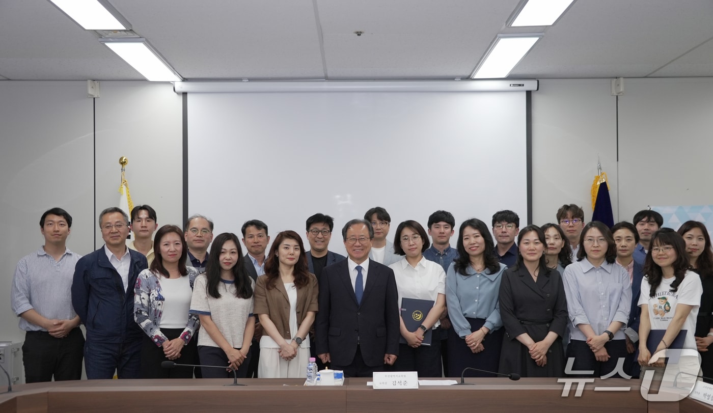 지난달 28일 부산시교육청에서 2025 현장 연구위원 위촉식에서 선발된 위원들이 기념사진을 찍고 있다.(부산시교육청 제공. 재판매 및 DB 금지)