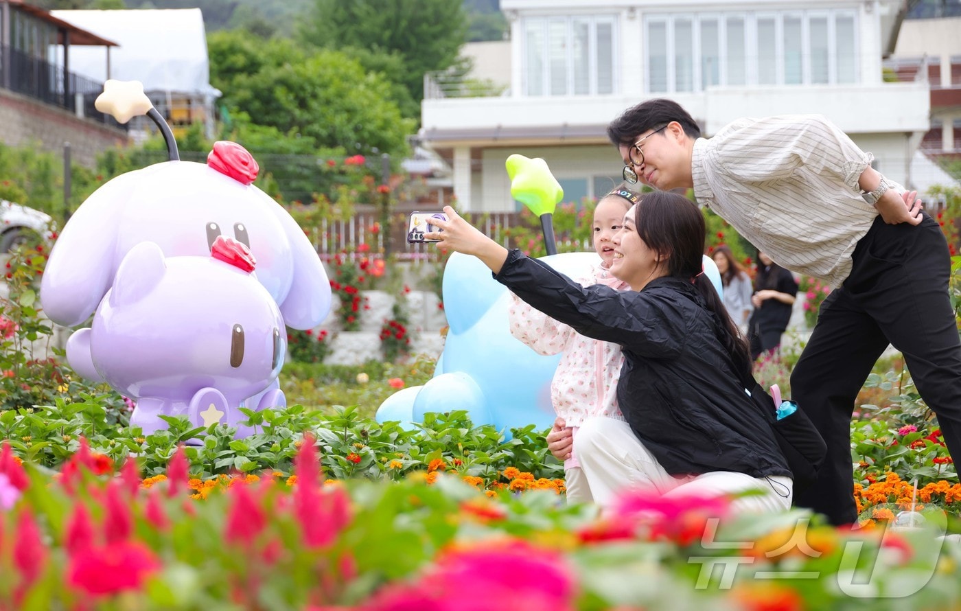 대전 동구(구청장 박희조)는 지난달 24일부터 이달 1일까지 9일간 대청호자연생태관과 대청호자연수변공원 일원에서 개최된 ‘제2회 대청호 장미전시회’가 성황리에 마무리됐다고 2일 밝혔다. (대전동구청 제공. 재판매 및 DB 금지)2025.6.2/뉴스1 ⓒ News1 이동원 기자
