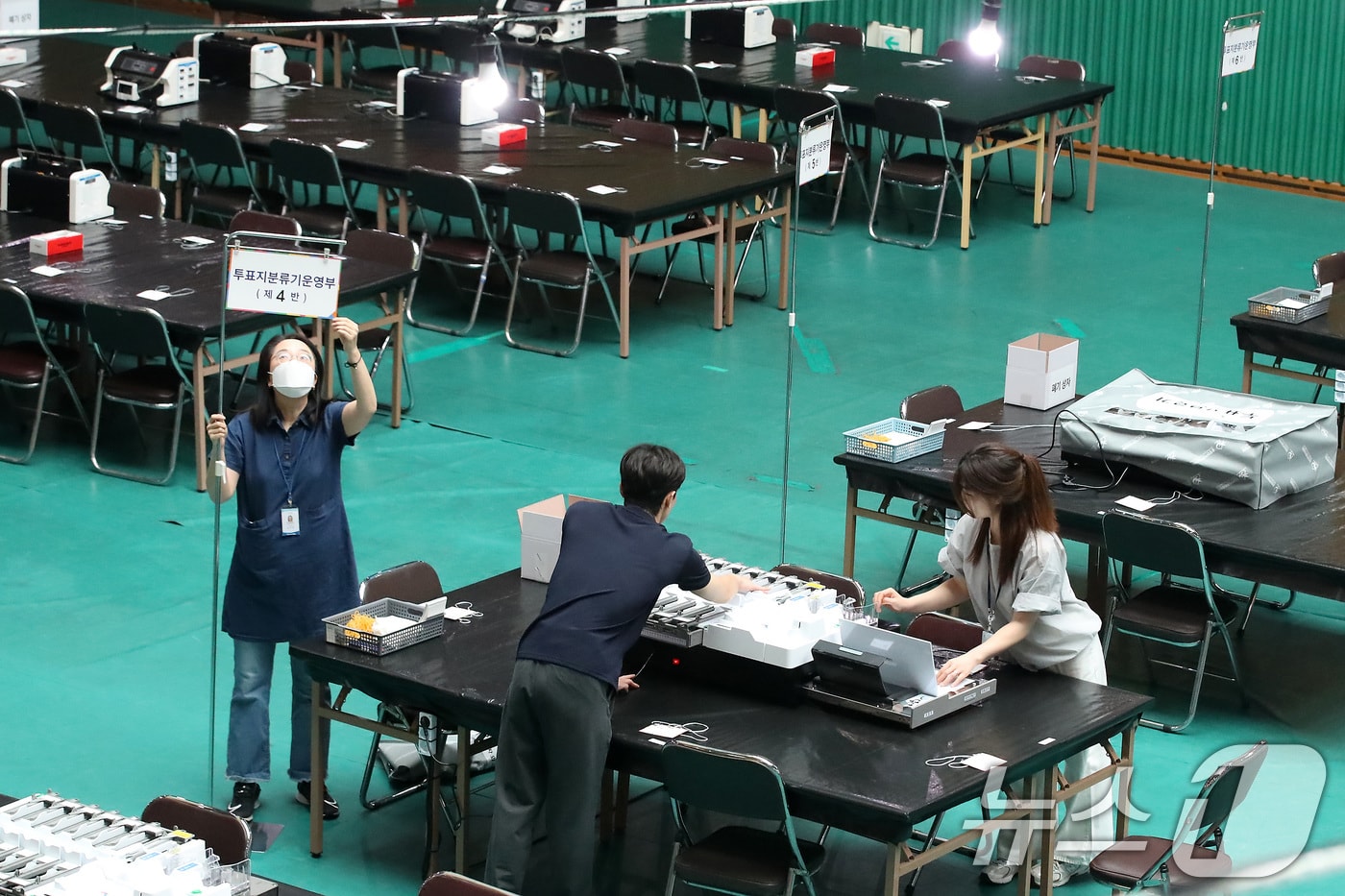 21대 대통령선거를 하루 앞둔 2일 오전 대구 남구 영남이공대 천마체육관에 마련된 개표소에서 남구선관위 관계자들이 개표 준비 상황을 점검하고 있다. 2025.6.2/뉴스1 ⓒ News1 공정식 기자