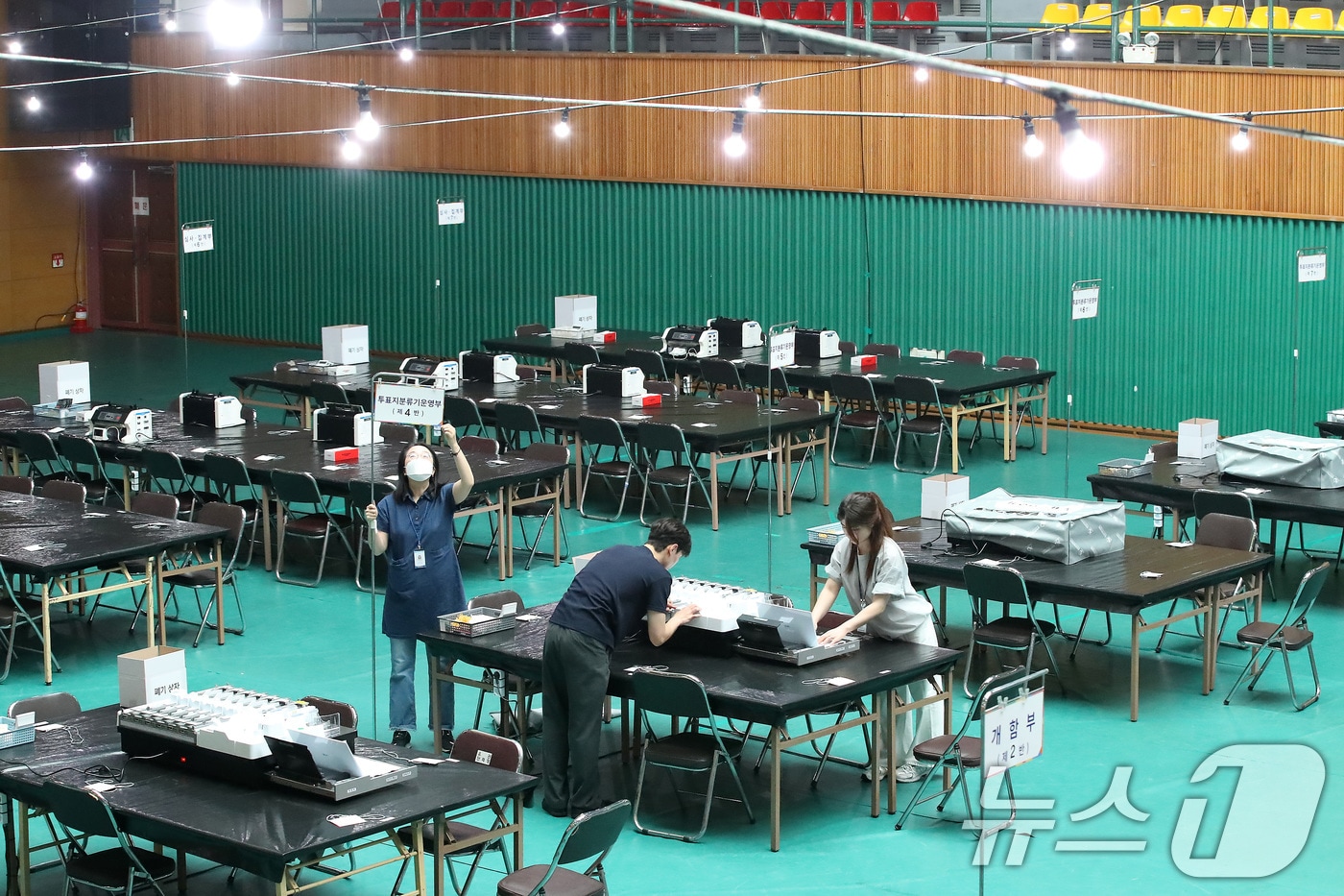 21대 대통령선거를 하루 앞둔 2일 오전 대구 남구 영남이공대 천마체육관에 마련된 개표소에서 남구선관위 관계자들이 개표 준비 상황을 점검하고 있다. 2025.6.2/뉴스1 ⓒ News1 공정식 기자