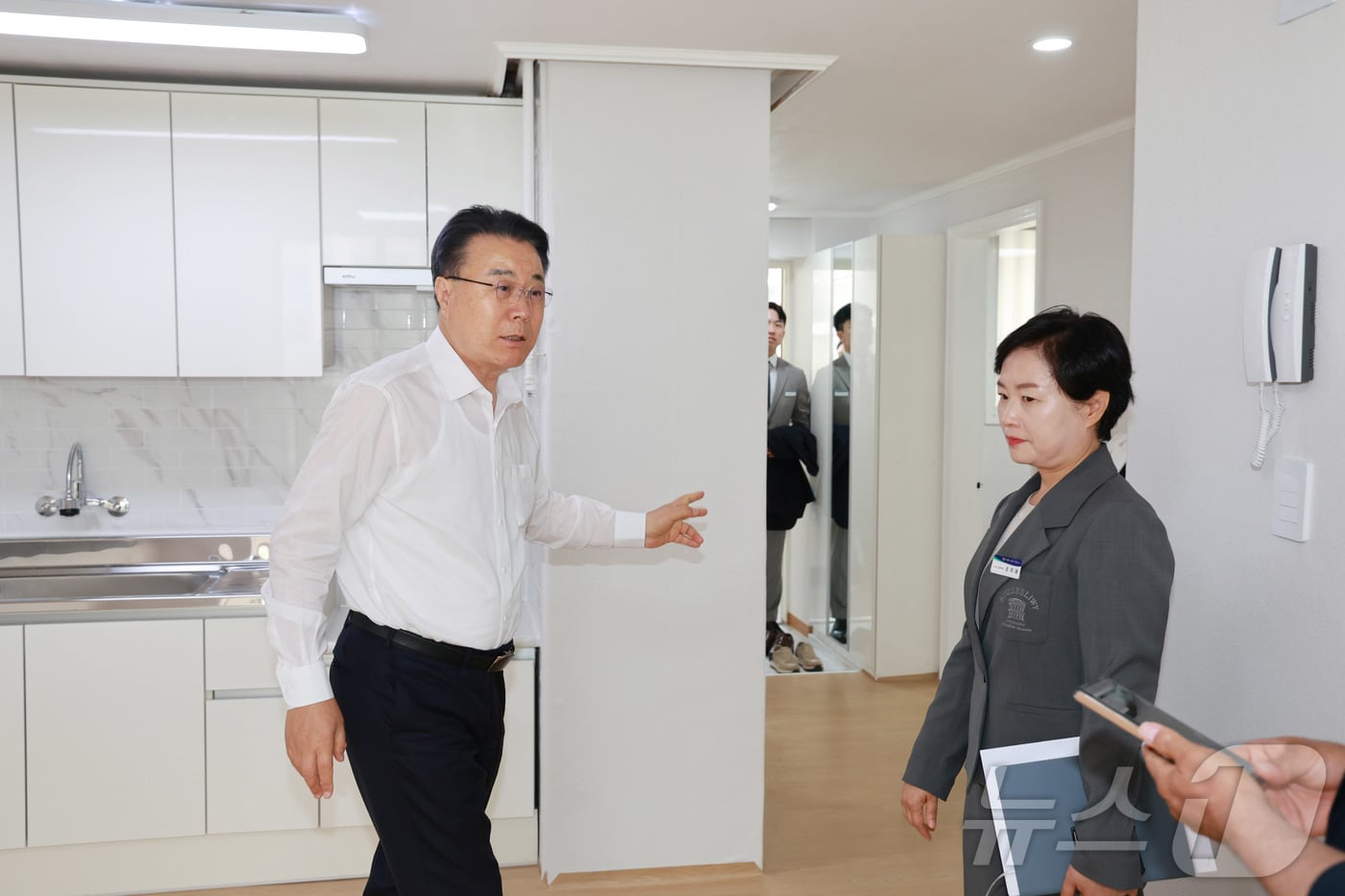 구복규 화순군수&#40;왼쪽 첫번째&#41;가 만원 임대주택 리모델링 현장을 찾아 마감 상태와 설비 작동 여부, 안전 사항 등 주택 내부공사의 사전점검을 진행하고 있다.&#40;화순군 제공, 재배포 및 DB 금지&#41;2025.6.2/뉴스1