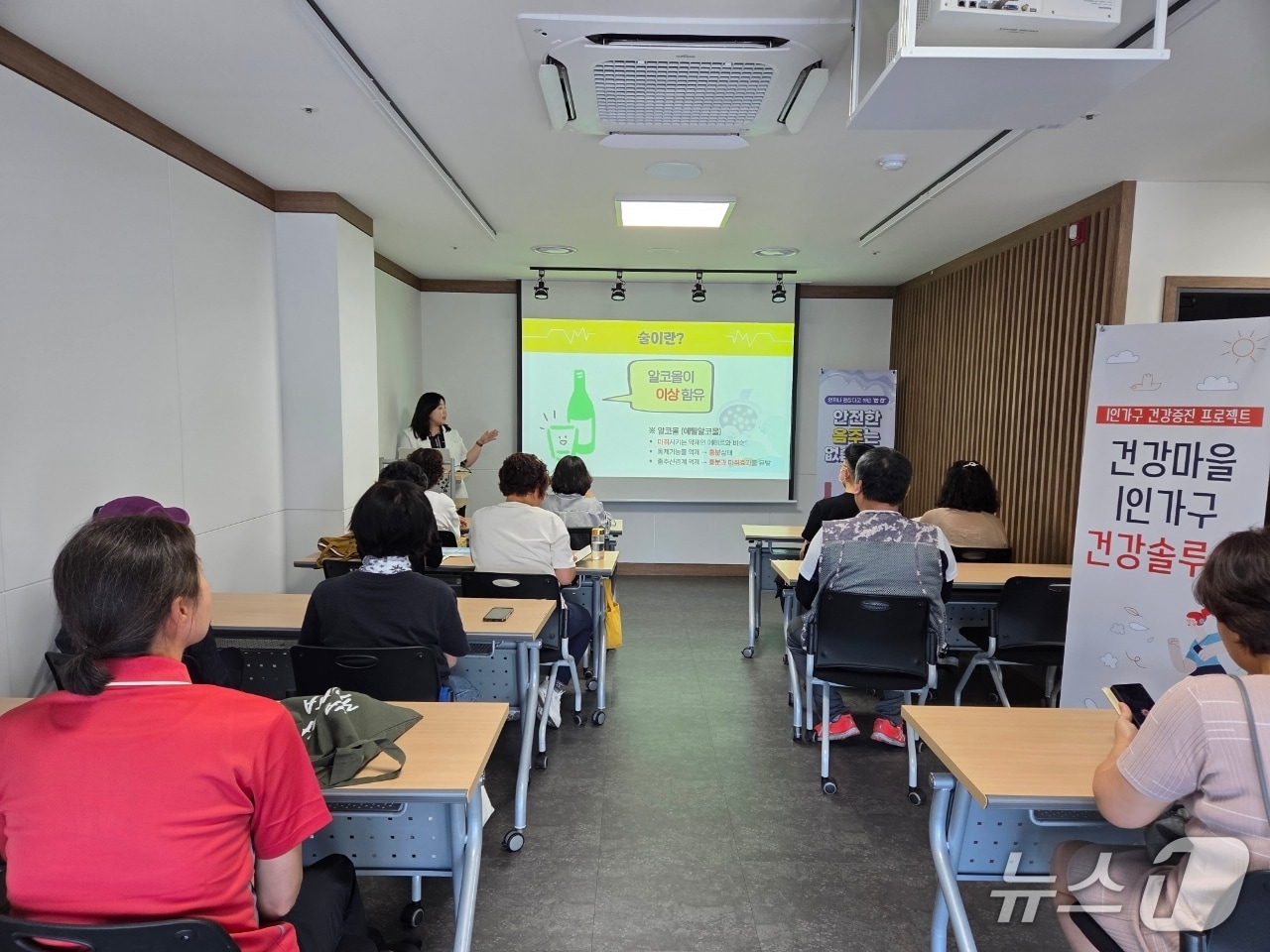 대구 서구보건소는 1인 가구 중장년층 대상으로 '꽃중년 건강 캠퍼스'를 진행한다.(대구 서구 제공.재판매 및 DB금지)