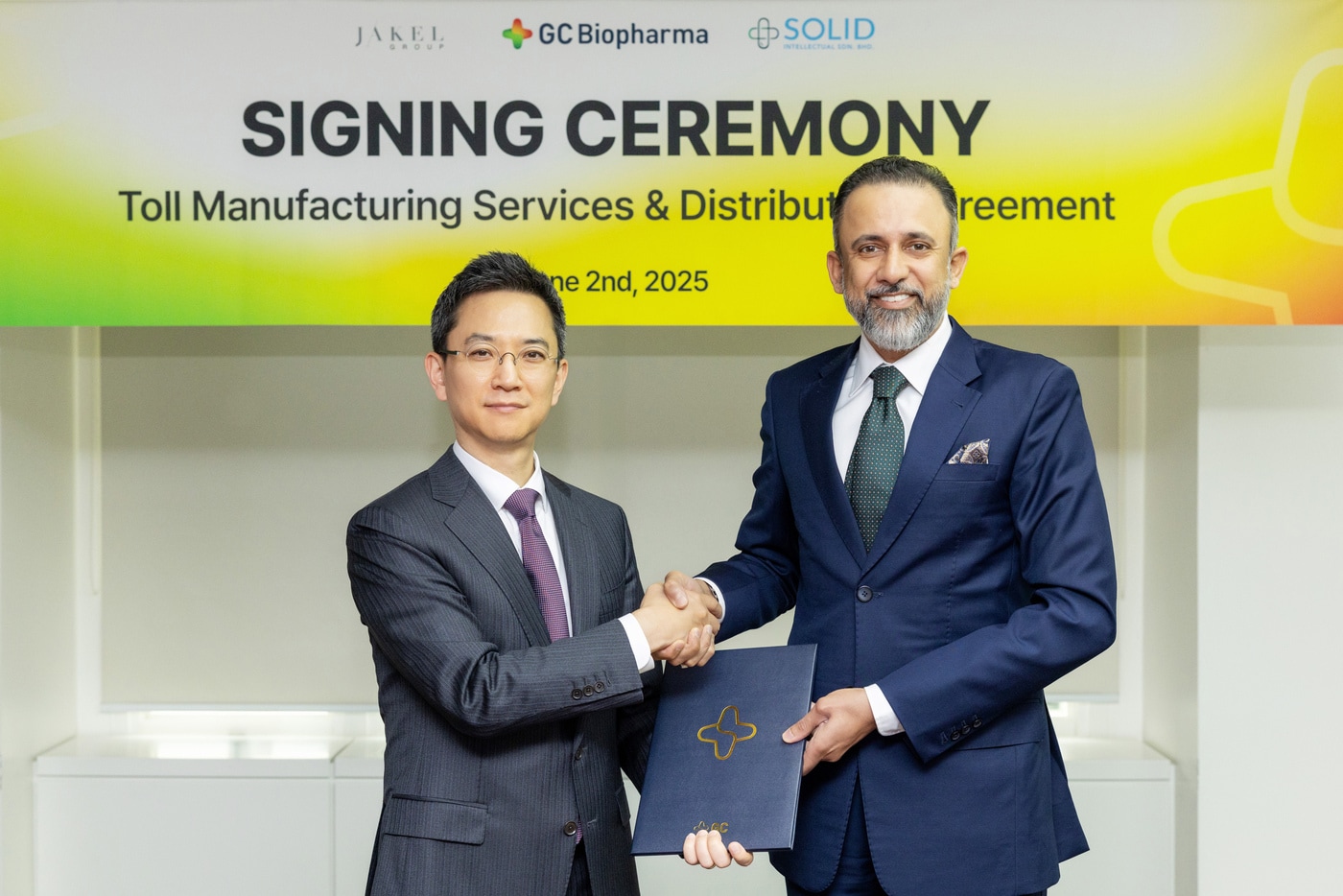  GC녹십자 허은철 대표(왼쪽)가 말레이시아 JAKEL 그룹 산하의 Solid Intellectual SDN BHD(이하 SISB)와 혈장분획제제 공급을 위한 임가공 계약을 맺었다. (GC 제공)