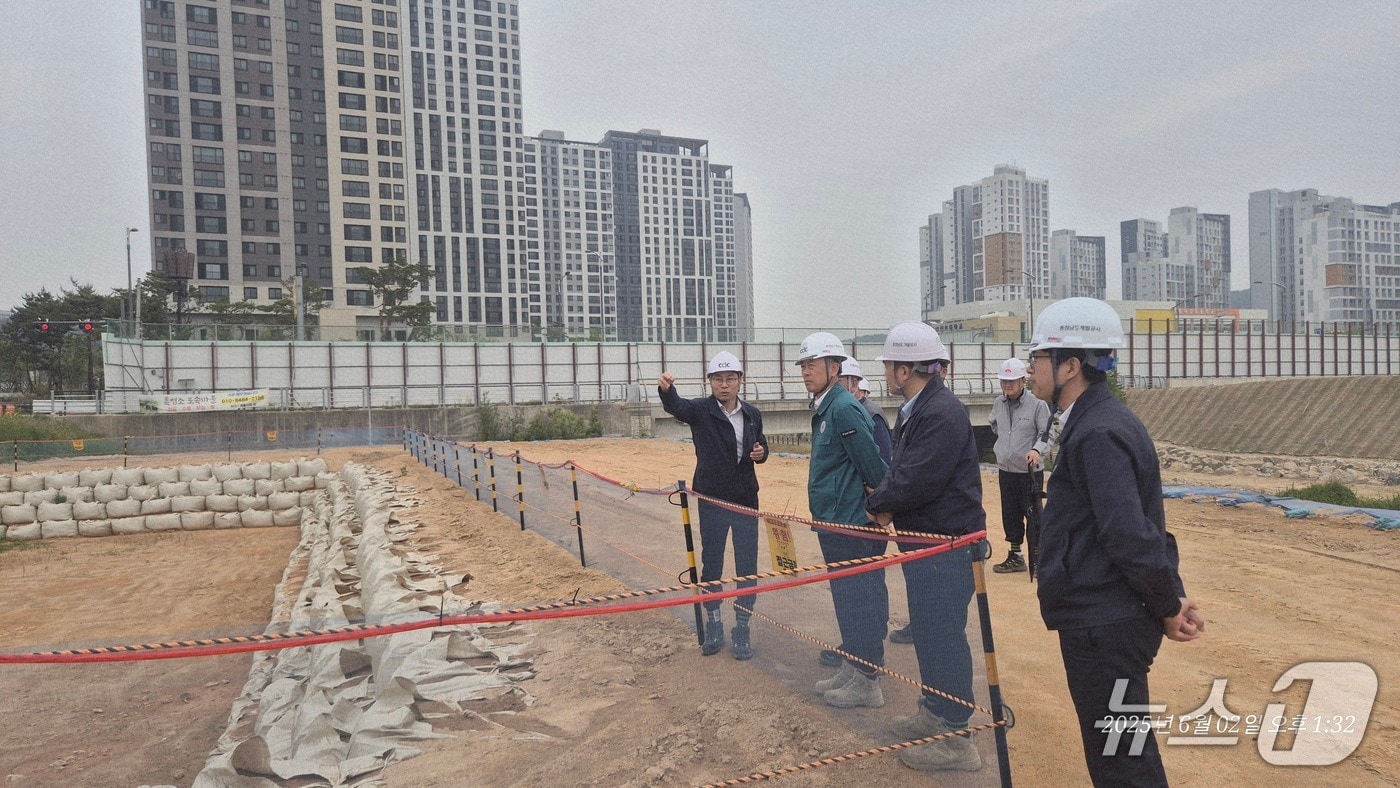  김병근 충남개발공사 사장을 비롯한 점검단이 건설 현장을 방문해 현장 점검을 실시하고 있다. (충남개발공사 제공, 재판매 및 DB금지) / 뉴스1