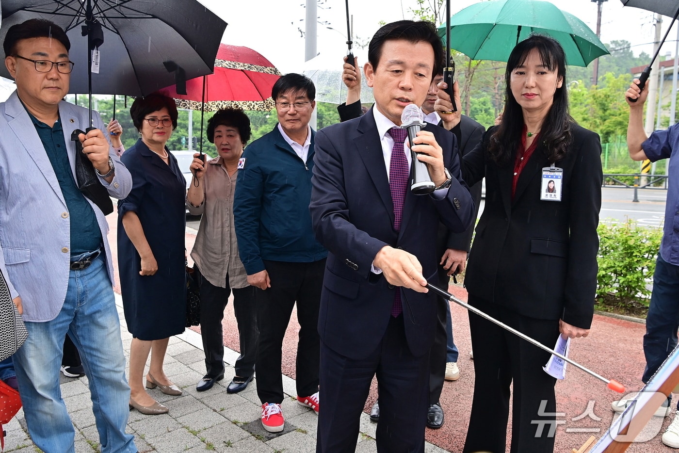 진주시가 2일 호탄동 방아교차로와 화물차 공영차고지 주변 교차로 개선사업 현장 설명회를 하고 있다(진주시 제공. 재판매 및 DB금지).